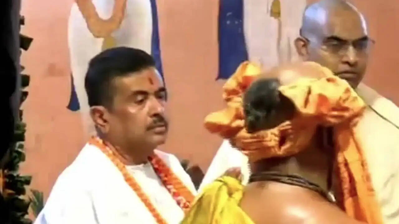 मायापुर इस्कॉन मंदिर पहुंचे मुख्यमंत्री शुभेंदु अधिकारी, गोमाता की सेवा और यज्ञ में हुए शामिल