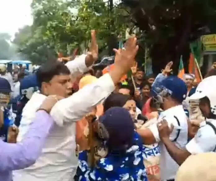 हावड़ा कॉलेज में निर्वस्त्र कर रैगिंग के विरोध में भाजपा का हंगामा, टीएमसीपी नेता की गिरफ्तारी की मांग