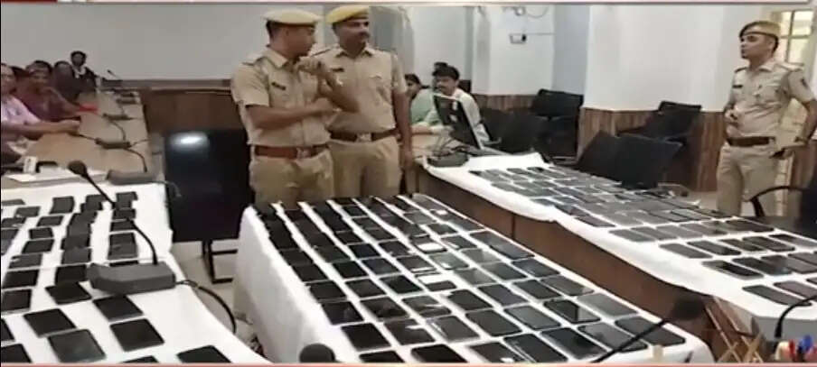 अजमेर पुलिस ने चोरी और गुमशुदा 215 मोबाइल उनके मालिकों को लौटाए