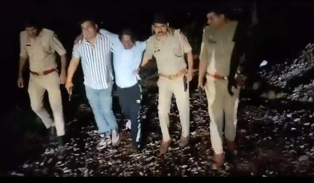 पुलिस मुठभेड़ के दौरान हत्या के प्रयास के मामले में वांछित दो बदमाश गिरफ्तार, एक के पैर में लगी गोली