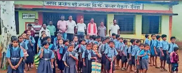 एक माह में तीन शिक्षक देने का दिया भरोसा, तब खुला स्कूल का ताला
