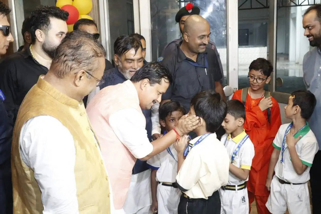शिक्षक दिवस पर पुराने स्कूल पहुंचे भाजपा अध्यक्ष नितिन नवीन, आचार्य किशोर कुणाल की प्रतिमा का किया अनावरण