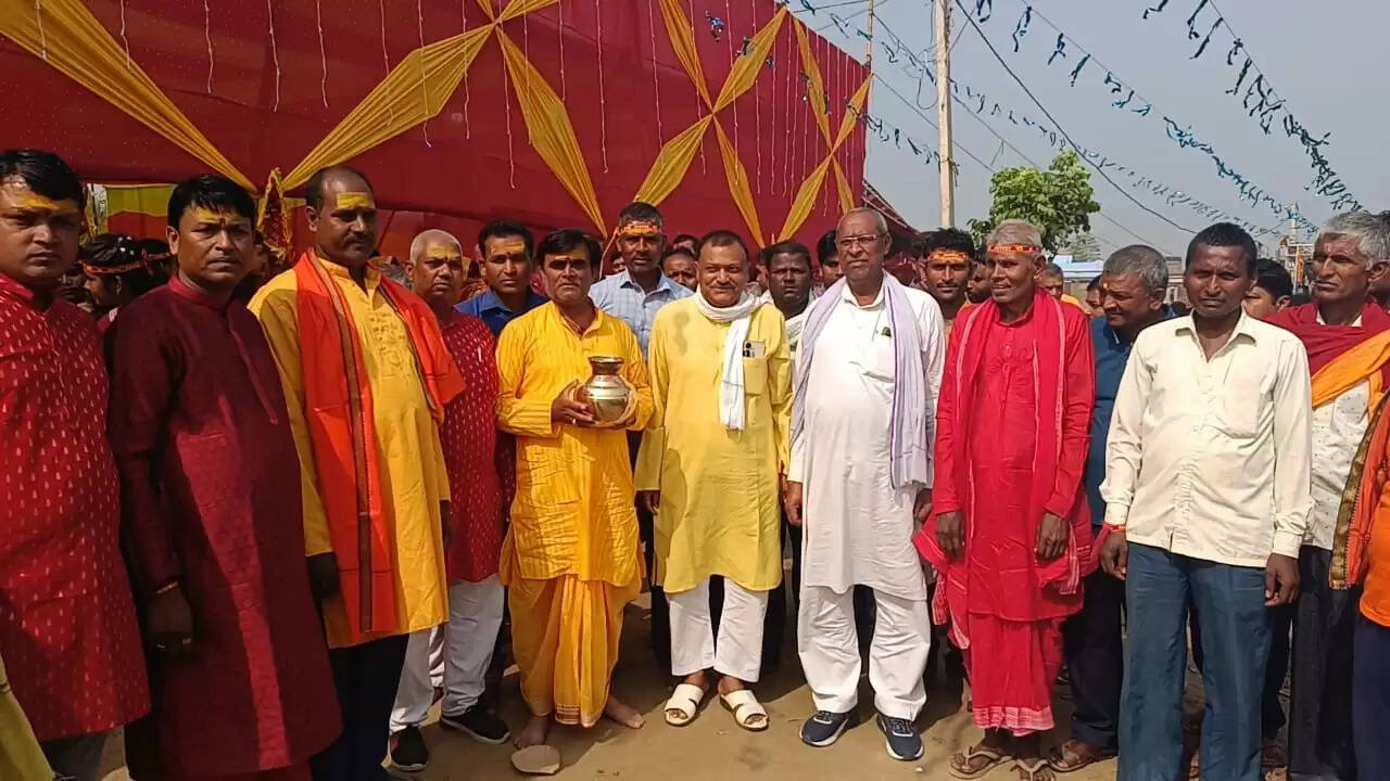 बेतिया मे प्राण प्रतिष्ठा को लेकर निकली कलश यात्रा, 501 कन्याओं ने लिया भाग