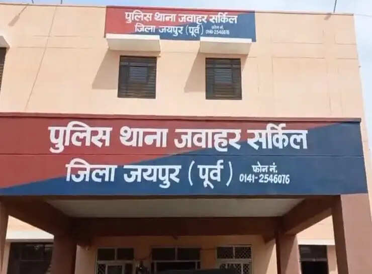 जवाहर सर्किल पुलिस ने 250 किलो मिलावटी पनीर जब्त कर नाले में किया नष्ट