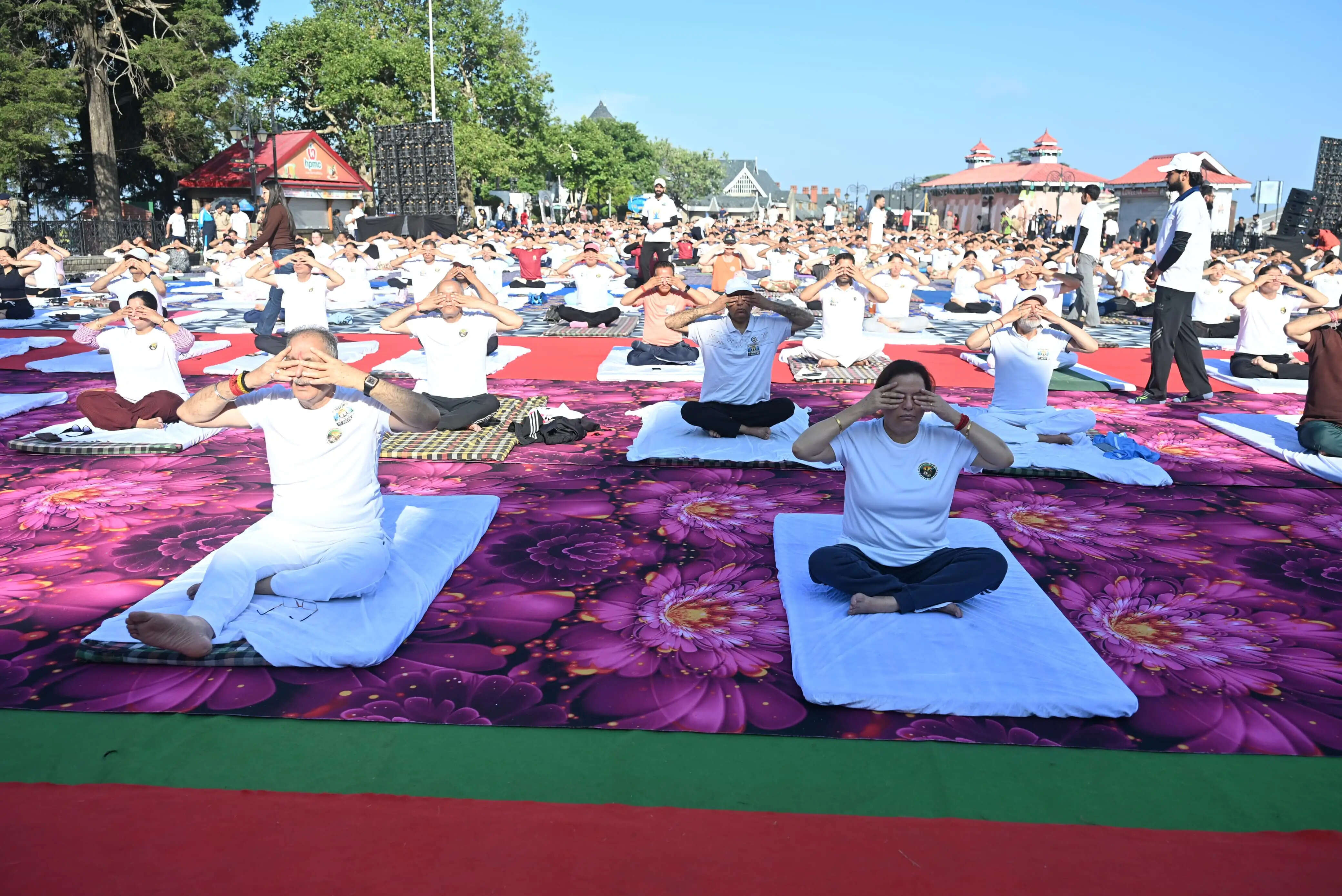 रिज मैदान में राज्यपाल ने किया योगाभ्यास, बोले- योग भारत की अमूल्य विरासत