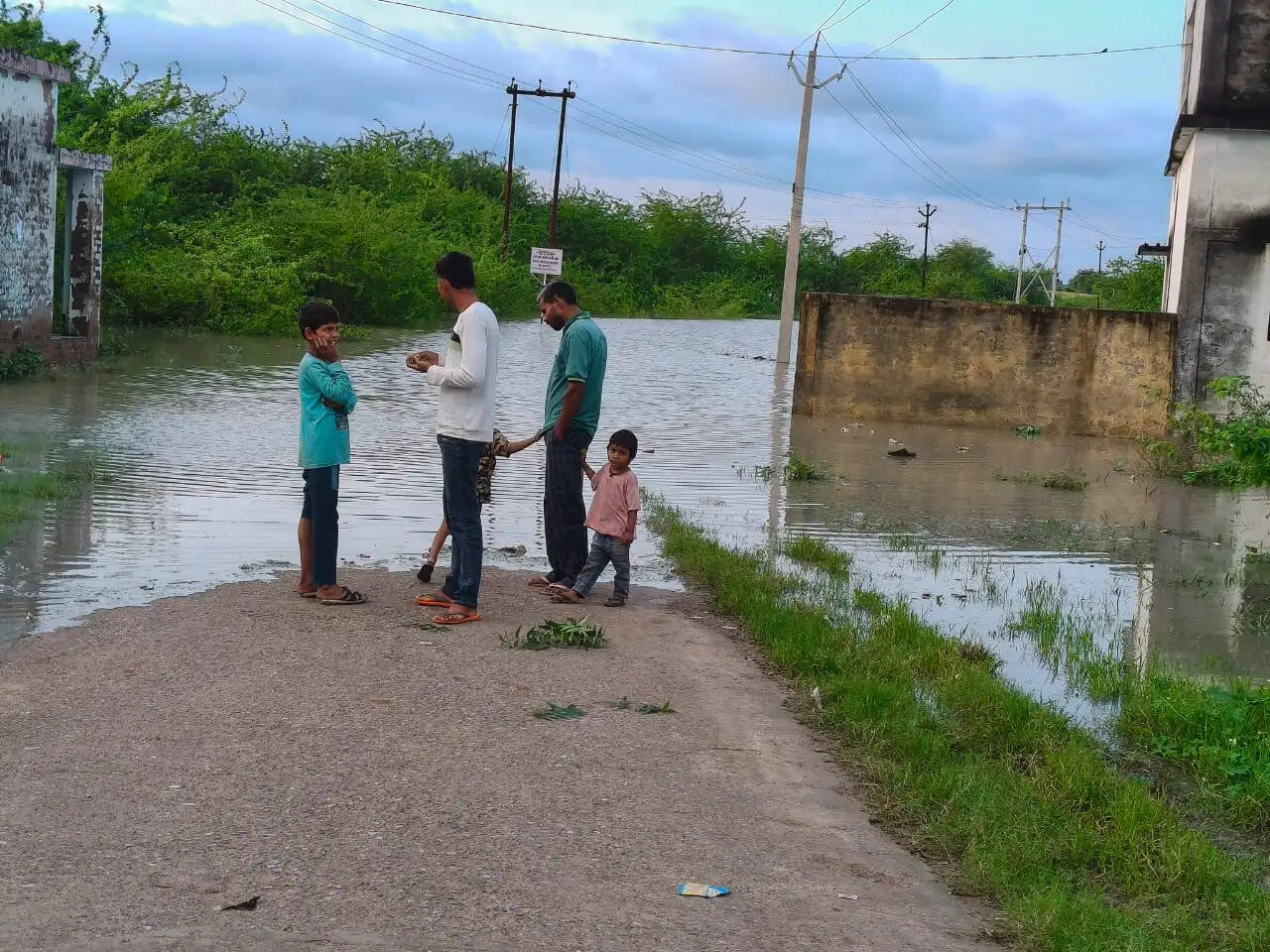 हमीरपुर : विरमा नदी का जलस्तर बढ़ने से डेरा जलमग्न,पीएसी ने नाव से रेस्क्यू कर 90 लोगों को बाहर निकाला