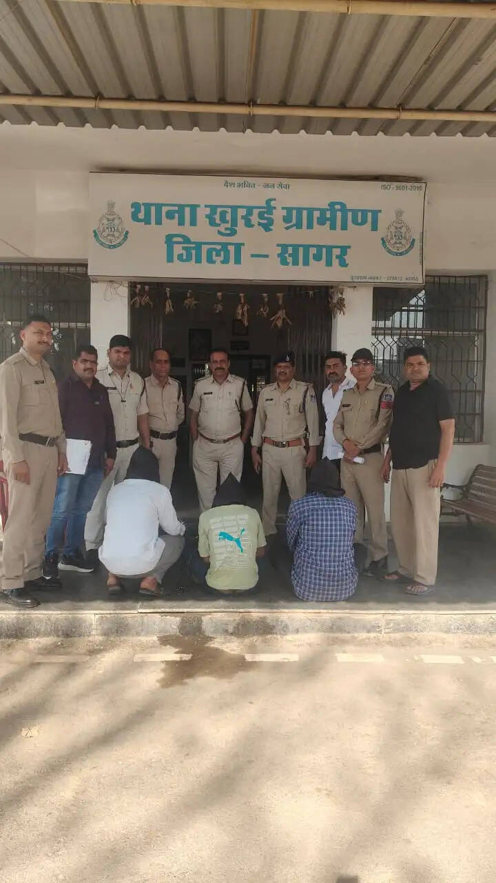 सागर: खुरई में अंधे कत्ल का खुलासा, 24 घंटे के भीतर 3 आरोपी गिरफ्तार; कुल्हाड़ी बरामद