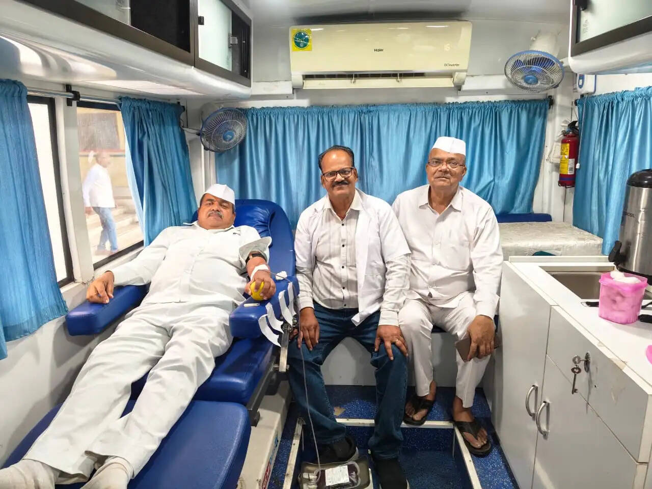 इंदिरा गांधी के बलिदान दिवस और सरदार पटेल की जयंती पर कांग्रेस सेवादल ने लगाया रक्तदान शिविर