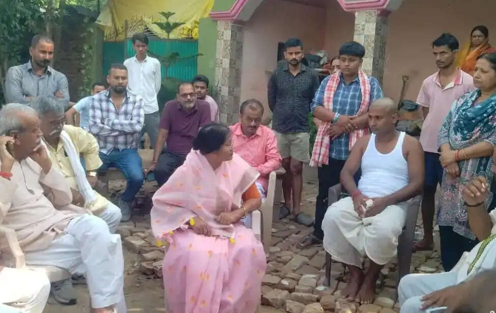 राज्यमंत्री ने रामेश्वर तिवारी के परिजनों काे दिलाया भराेसा आरोपिताें पर हाेगी कार्रवाई