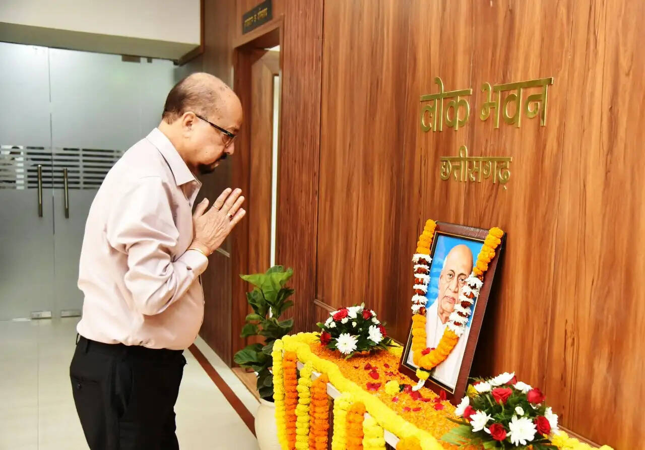 राज्यपाल&nbsp;डेका ने सरदार वल्लभ भाई पटेल की जयंती पर उन्हें किया नमन
