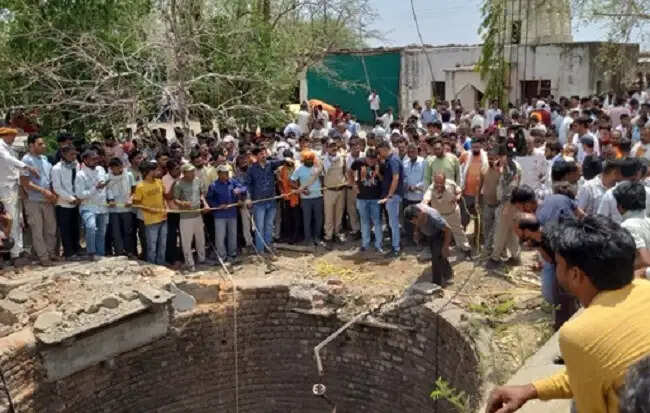 मप्र के मंदसौर जिले में बाइक को टक्कर मारकर कुएं में गिरी वैन, कई के मरने की आशंका