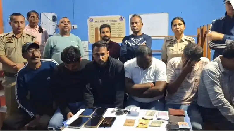 जुआ खेलते छह जुआरी गिरफ्तार