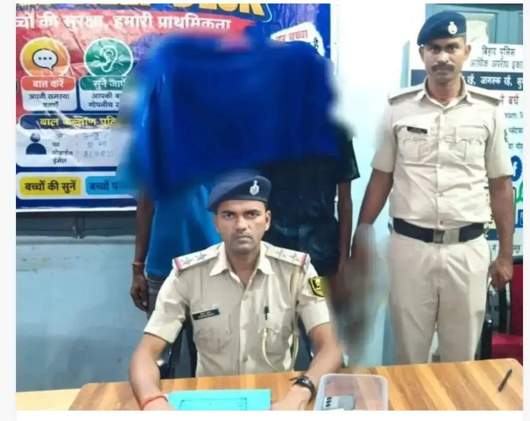 लोन दिलाने के नाम पर साइबर ठगी करने वाले दो युवक गिरफ्तार, छह मोबाइल और छह एटीएम कार्ड बरामद