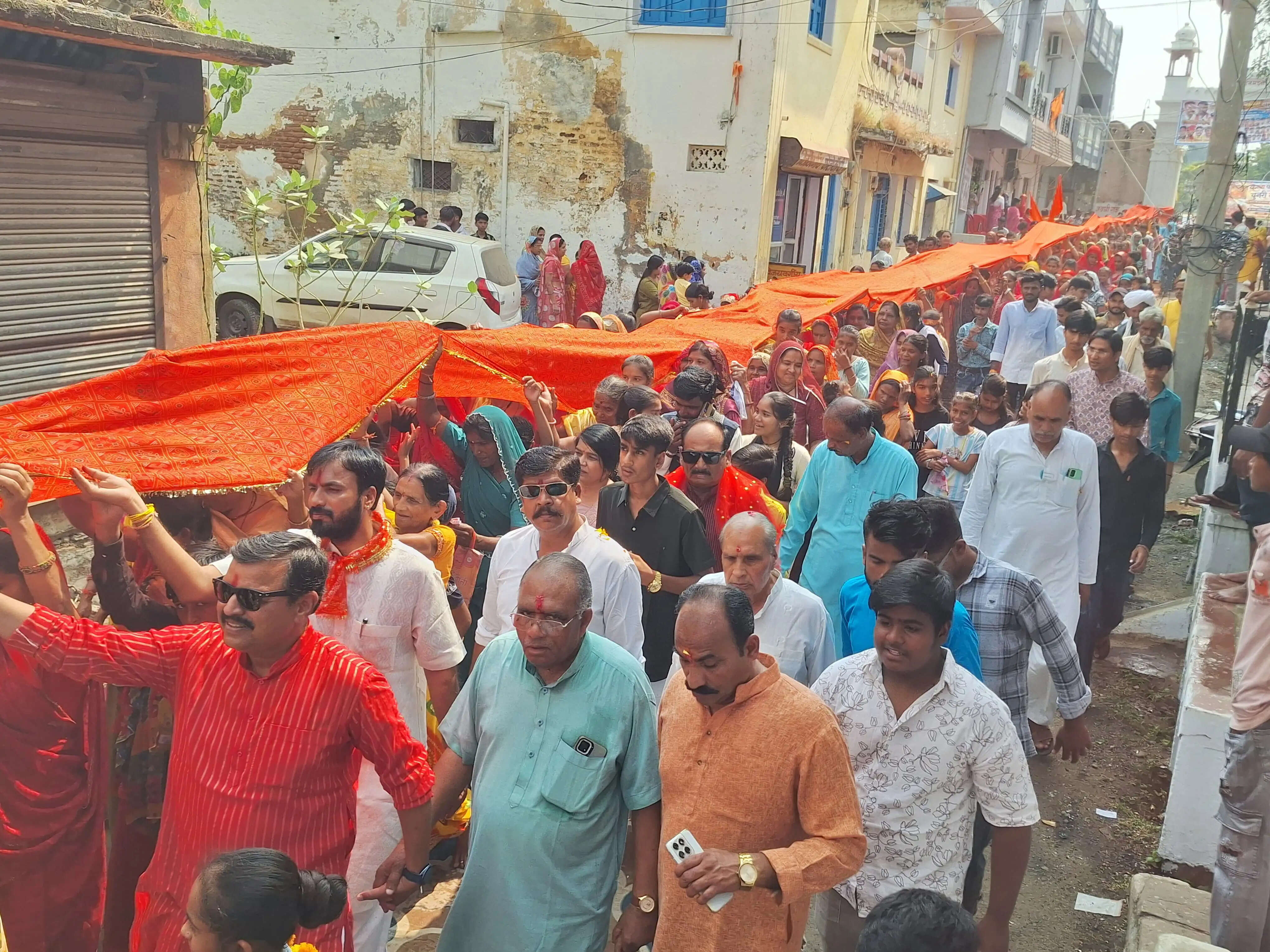राजगढ़ःमां जालपा को अर्पित की 1111 मीटर लंबी चुनरी, ड्रोन से हुई गुलाब के फूलों की बारिश