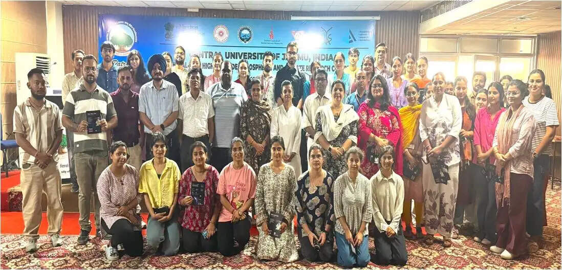 ‘योग फॉर मेंटल वेलबीइंग’ कार्यक्रम में विद्यार्थियों और शिक्षकों को कराया योग एवं ध्यान का अभ्यास