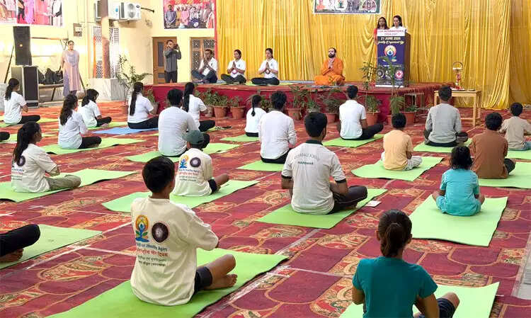 अंतर्राष्ट्रीय योग दिवस से पूर्व अवधूत मंडल आश्रम में योग शिविर