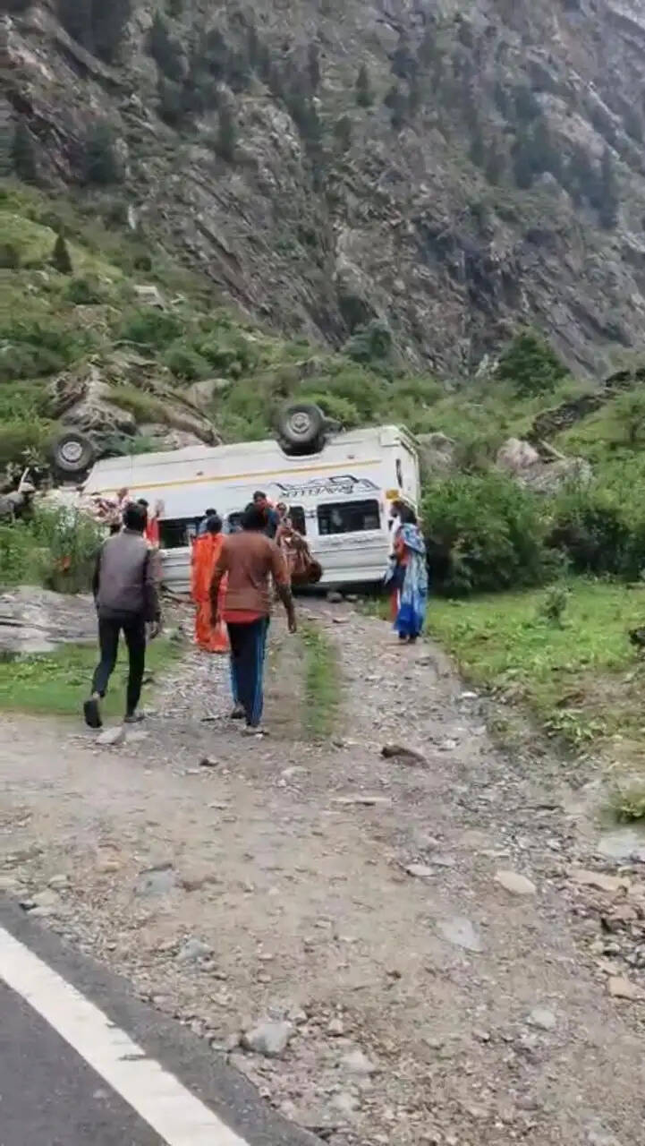 गंगोत्री से लौट रहा तीर्थयात्रियों का वाहन पलटा, 17 यात्री सुरक्षित