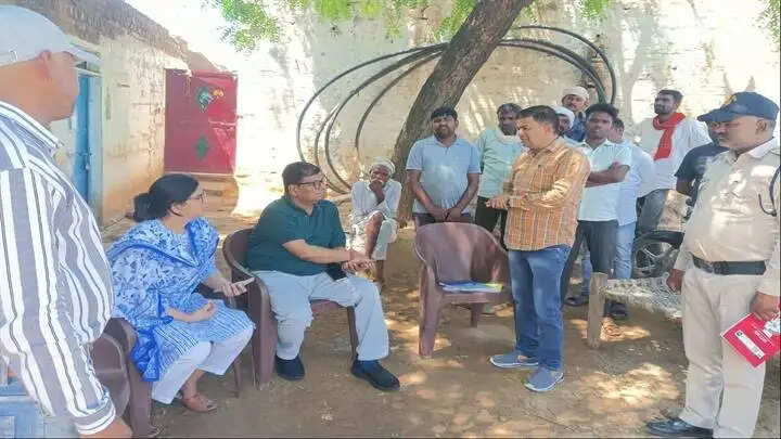 ग्वालियरः स्वामित्व योजना के शेष कार्य तेजी से पूर्ण कराने ग्रामीण क्षेत्रों में पहुँचे प्रशासनिक अधिकारी