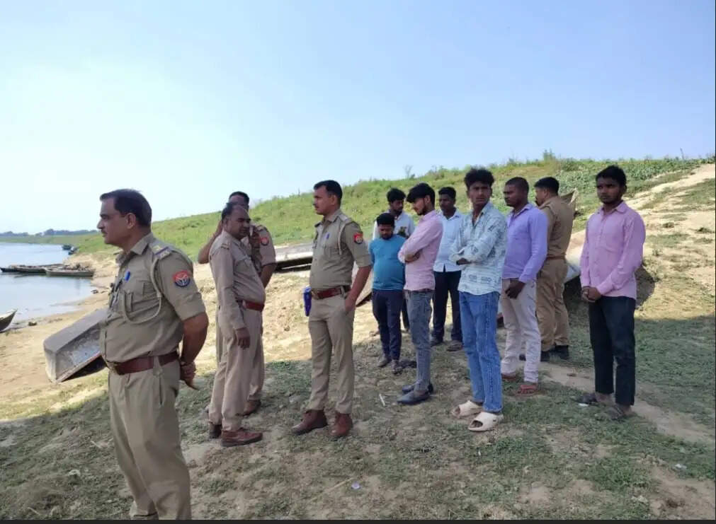 दोस्तों के साथ यमुना नदी में स्नान करने गया युवक डूबा, तलाश जारी