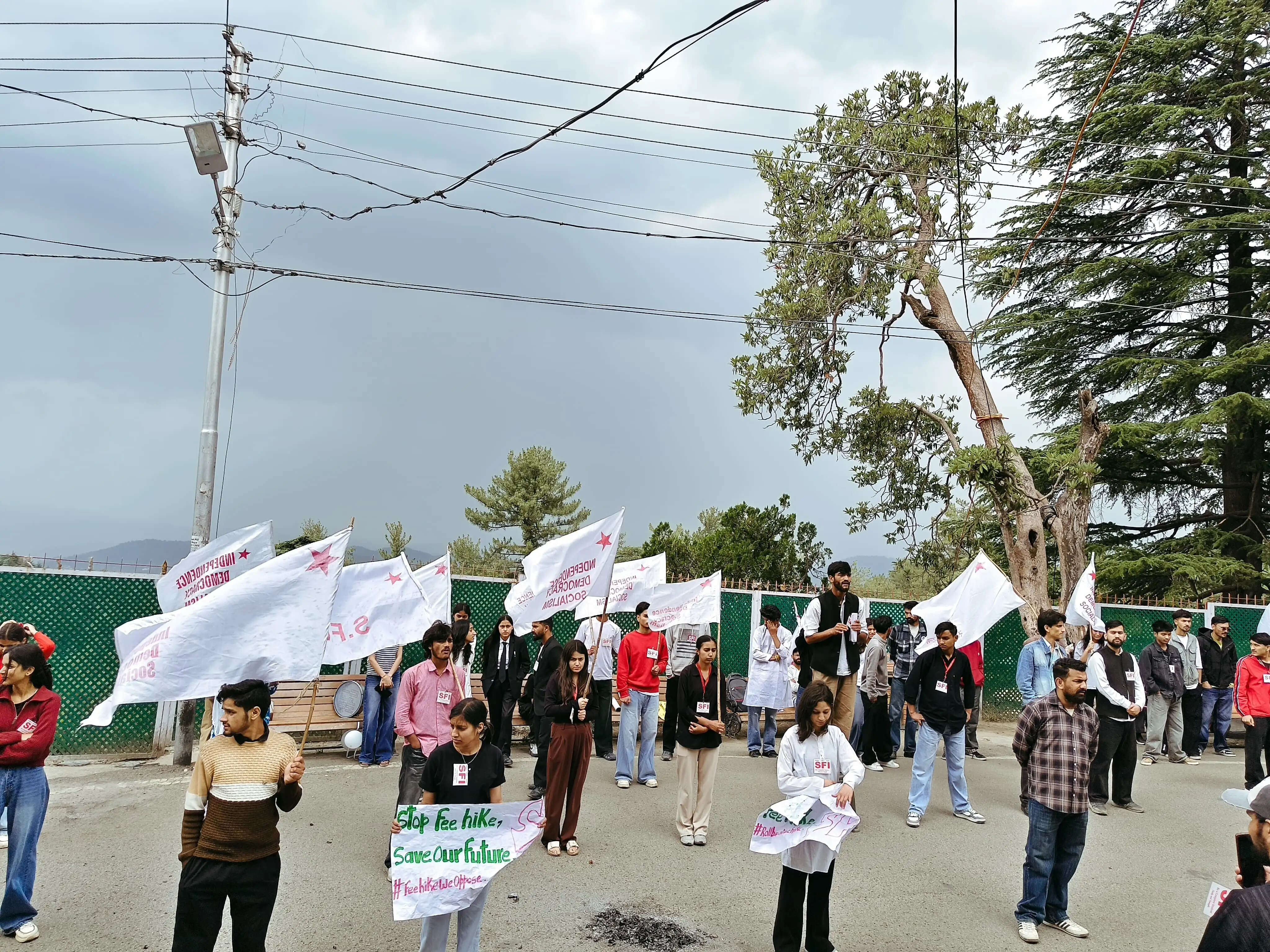 हिमाचल विवि में फीस वृद्धि के खिलाफ एसएफआई का प्रदर्शन, फैसले को बताया ‘शिक्षा पर हमला’