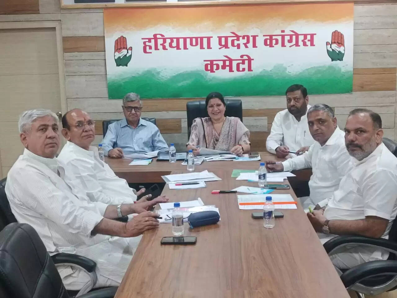 निकाय&nbsp;चुनाव&nbsp;के&nbsp;घोषणा पत्र में जनता की समस्याओं काे&nbsp;उठाएगी&nbsp;कांग्रेस