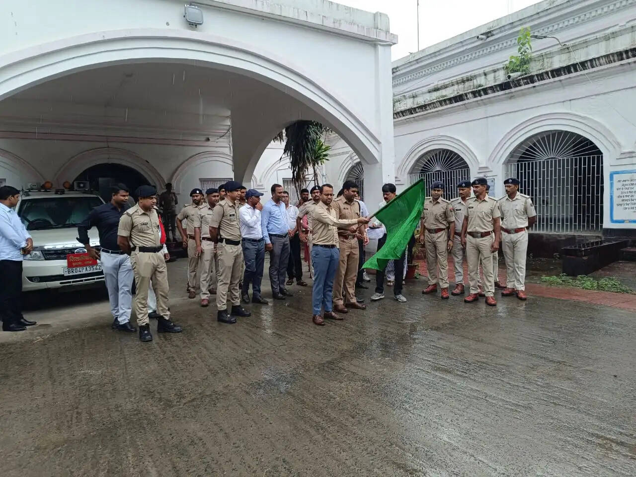 हरित ऊर्जा के बढ़ावा देने के लिए प्रचार रथों को जिलाधिकारी ने दिखाई हरी झंडी