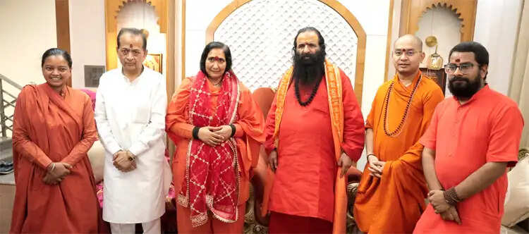 साध्वी ऋतम्भरा से मिले अखाड़ा परिषद अध्यक्ष रविंद्रपुरी, धर्म और सामाजिक विषयों पर हुई चर्चा