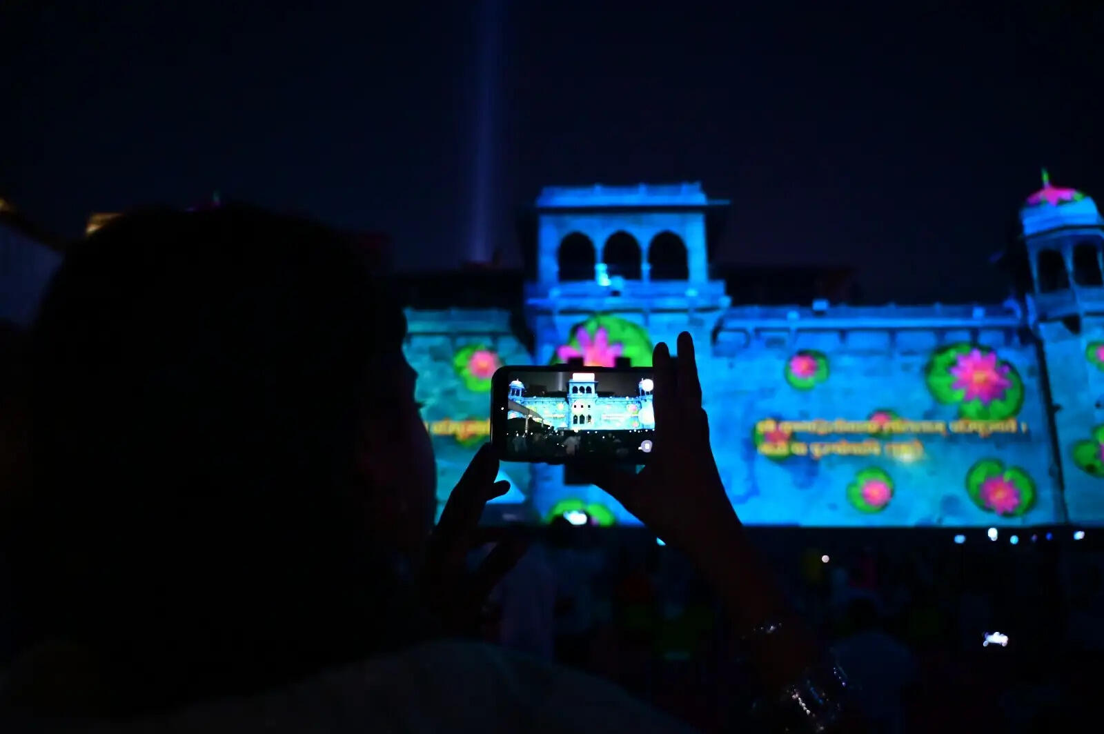 श्री काशी विश्वनाथ मंदिर के घाट पर पुनः शुरू हुआ लेज़र शो, श्रद्धालुओं में बना आकर्षण