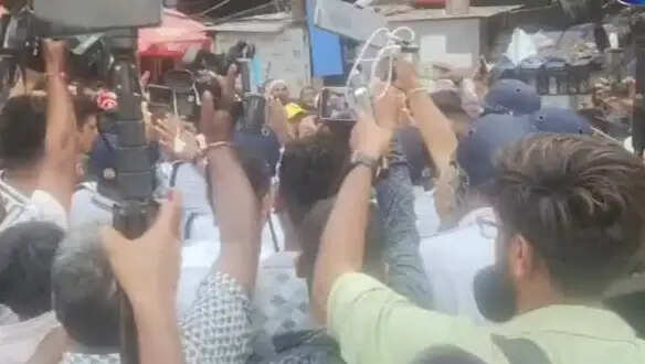 सियालदह स्टेशन के बाहर हॉकर्स का प्रदर्शन, पुनर्वास की मांग