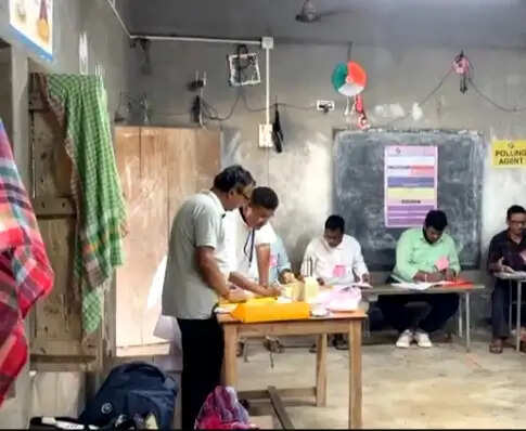 मतदान केंद्र पर पहुंचे शुभेंदु अधिकारी, मोबाइल इस्तेमाल के आरोप पर बीएलओ को लगाई फटकार