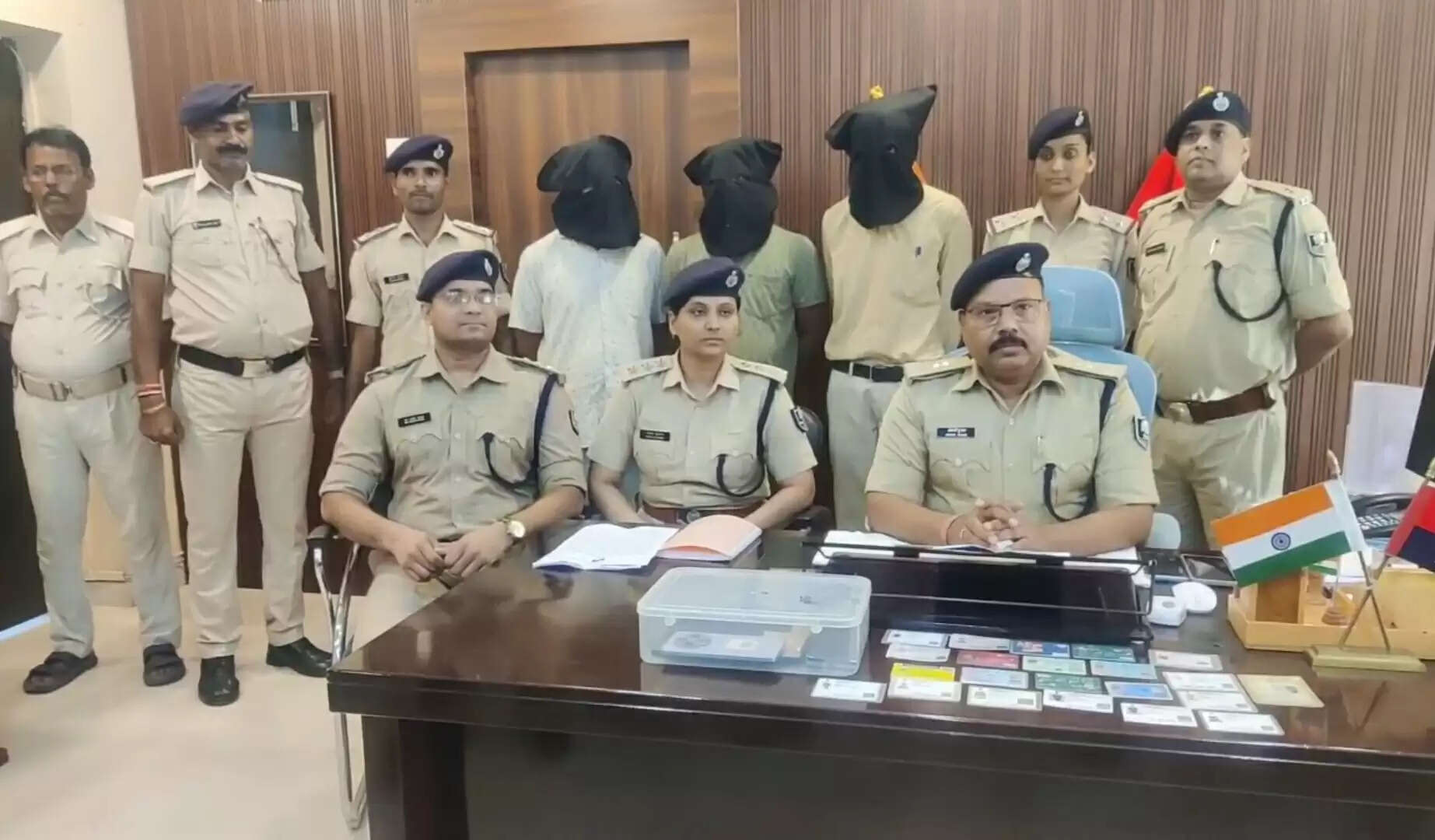 बैंक कर्मी की मिलीभगत से खाताधारक के खाते से 15.62 लाख का फ्रॉडिज्म,गिरोह को तीन सदस्य गिरफ्तार