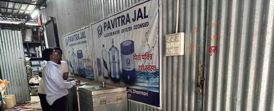 पवित्र जल कंपनी के पैकेज्ड पानी पर कार्रवाई, 30 बोरियां जब्त