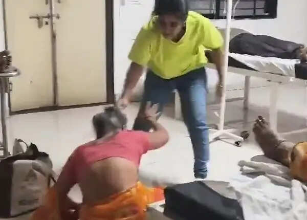 हरदा में अस्पताल के वार्ड में बुजुर्ग महिला से मारपीट, युवती के खिलाफ एफआईआर