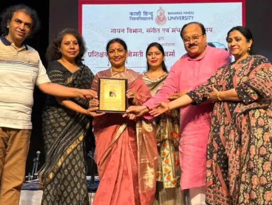 काशी की लोकगायिका सरोज वर्मा को मिला कौस्तुभ रत्न सम्मान