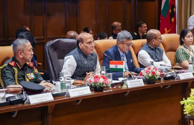ऑस्ट्रेलिया के साथ द्विपक्षीय रक्षा सहयोग के नए रास्ते खोजने के मुद्दे पर हुई चर्चा
