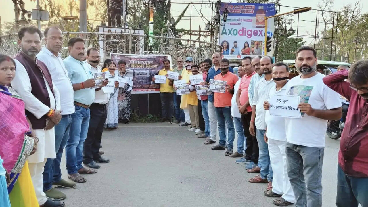 आपातकाल एवं संविधान हत्या दिवस पर भाजपा का मौन मार्च