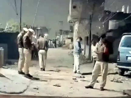 फरीदाबाद: तलाक विवाद में पति ने पत्नी को बीच सड़क पर गोली मारकर हत्या की, फरार