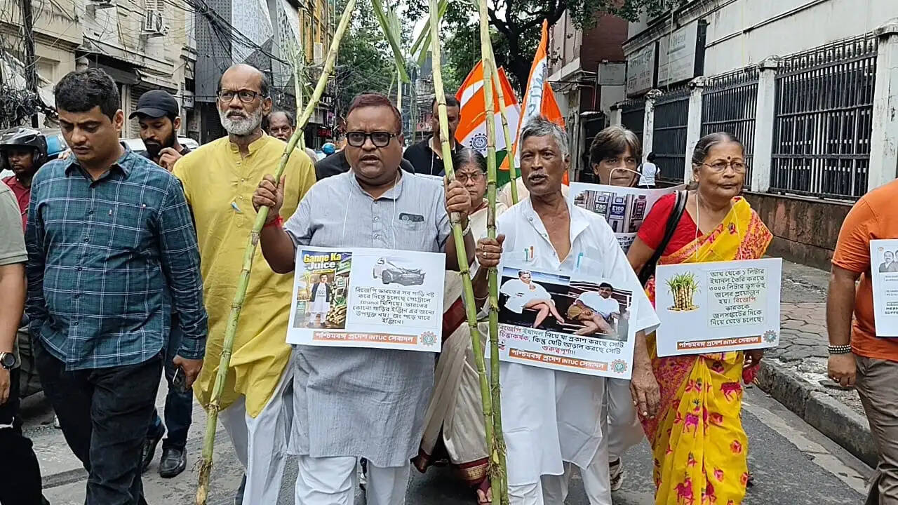 इथेनॉल ब्लेंडेड ईंधन नीति के खिलाफ पश्चिम बंगाल आइएनटीयूसी&nbsp;सेवा दल का कोलकाता में प्रदर्शन