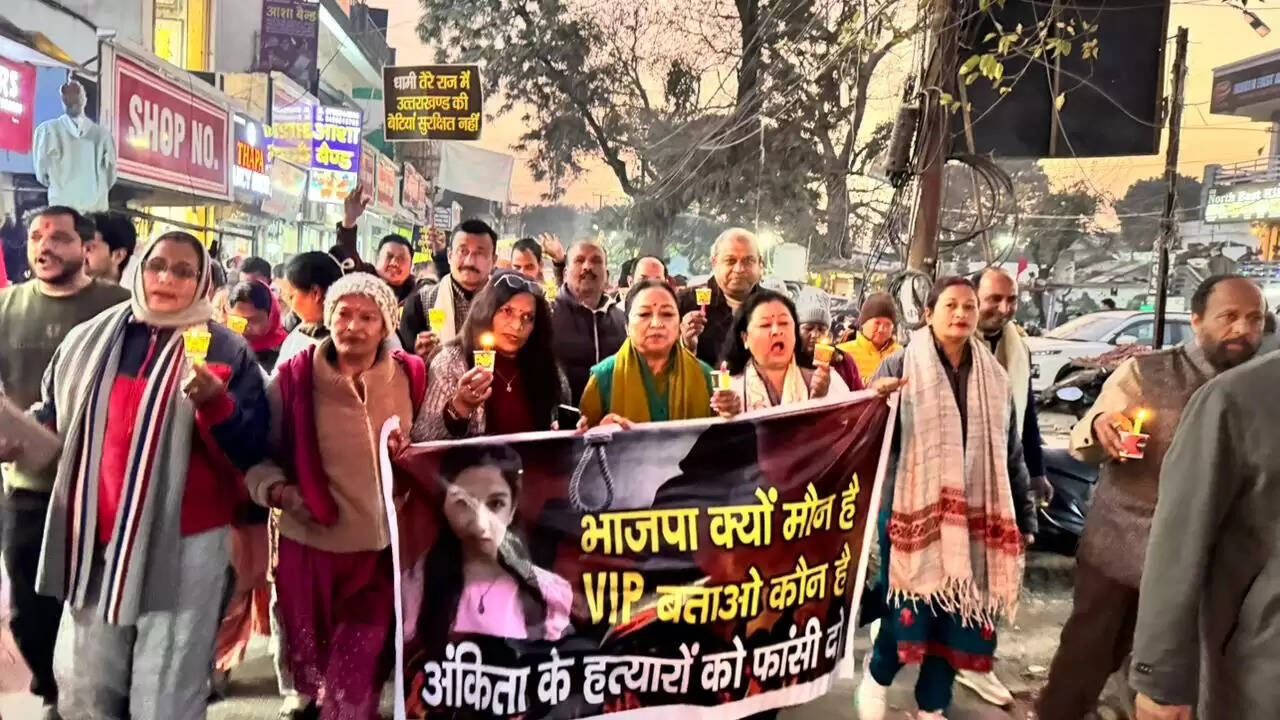 कांग्रेस ने निकाला कैंडल मार्च