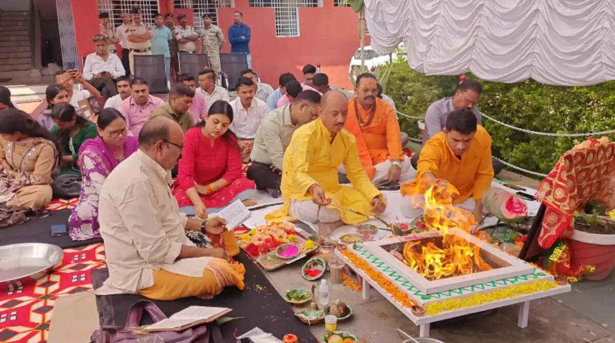 विजयादशमी पर एसपी विजय कुमार पाण्डेय ने पुलिस लाइन में की शस्त्र पूजा