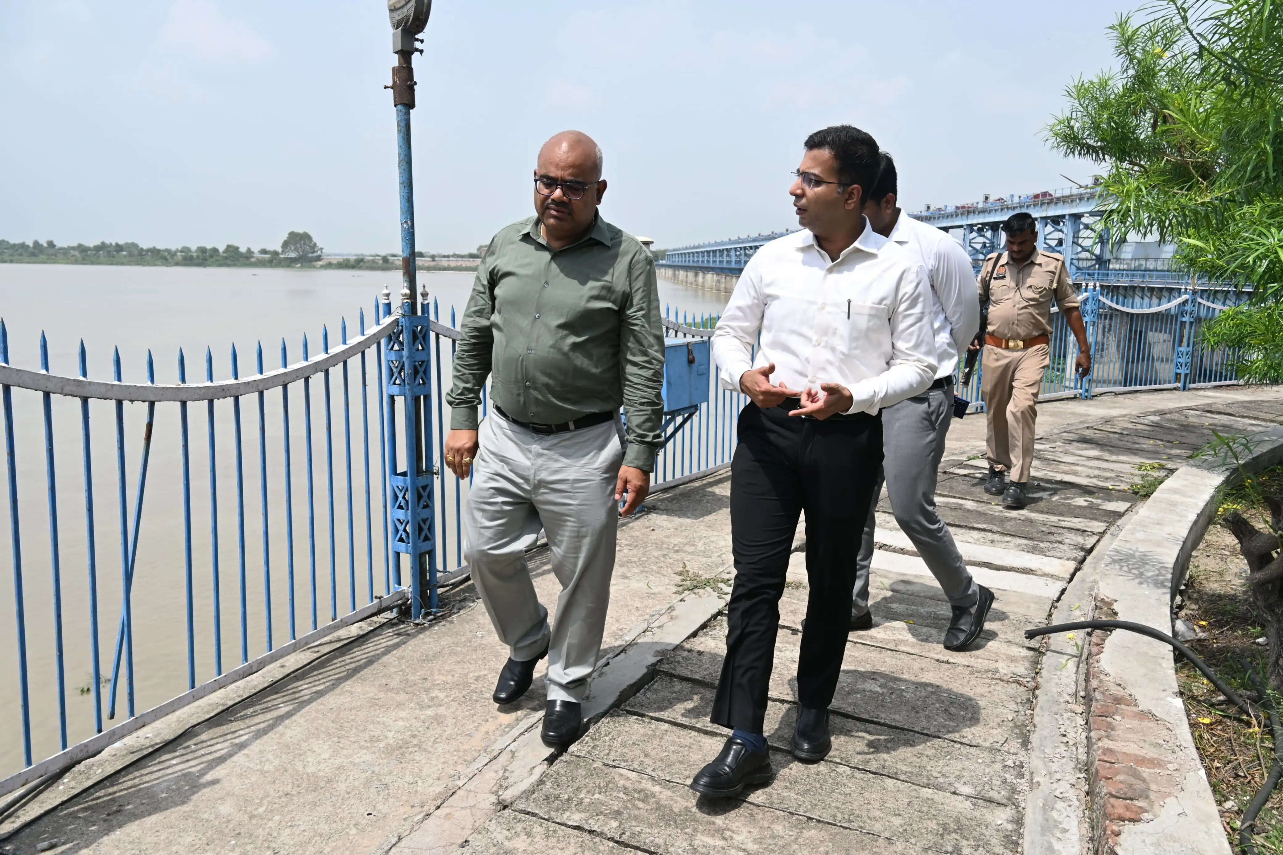 गहरे पानी में स्नान न करें, प्रशासन गंगा के जलस्तर पर लगातार रख रहा नजर : जिलाधिकारी