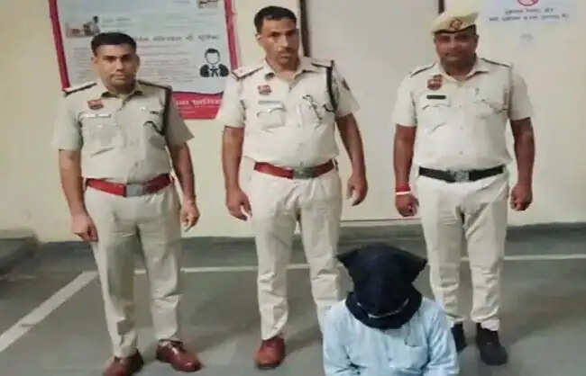 नारनौल पुलिस ने 27 साल से फरार इनामी आरोपी को दबोचा