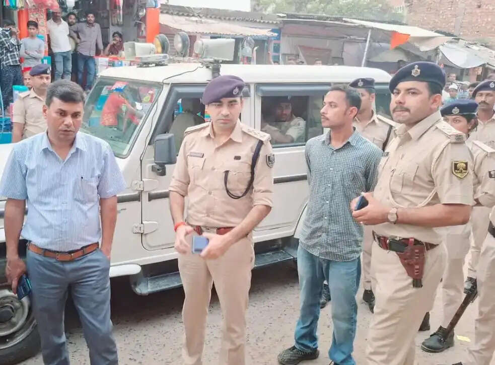 निर्मली में फोटो स्टूडियो पर पुलिस की छापेमारी, फर्जी दस्तावेज बनाने के आरोप में एक गिरफ्तार