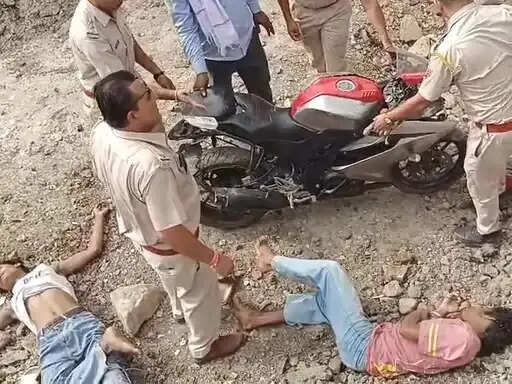 निर्माणाधीन पुल के पास 10 फीट गहरे गड्ढे में गिरी बाइक, दो दोस्तों की मौत