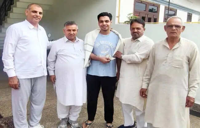 सोनीपत: मेहनत से मिली सफलता, एचसीएस टॉपर अभिषेक का हुआ स्वागत