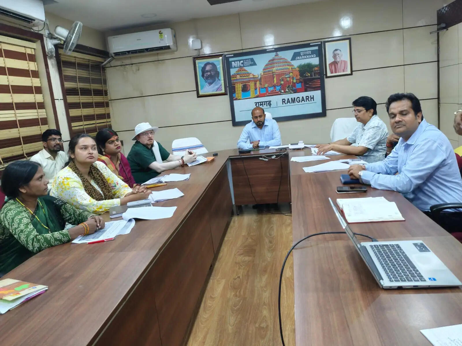 एड्स की रोकथाम को लेकर डीसी ने की बैठक, गर्भवती महिलाओं के पतियों की जांच के निर्देश