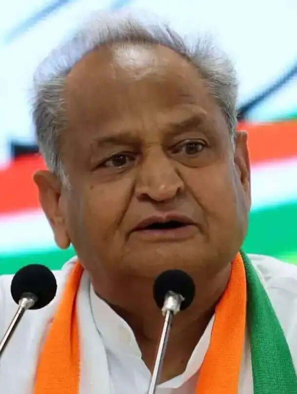 कैबिनेट मंत्री के गांव में पानी मांगने पर ग्रामीणों पर एफआईआर
