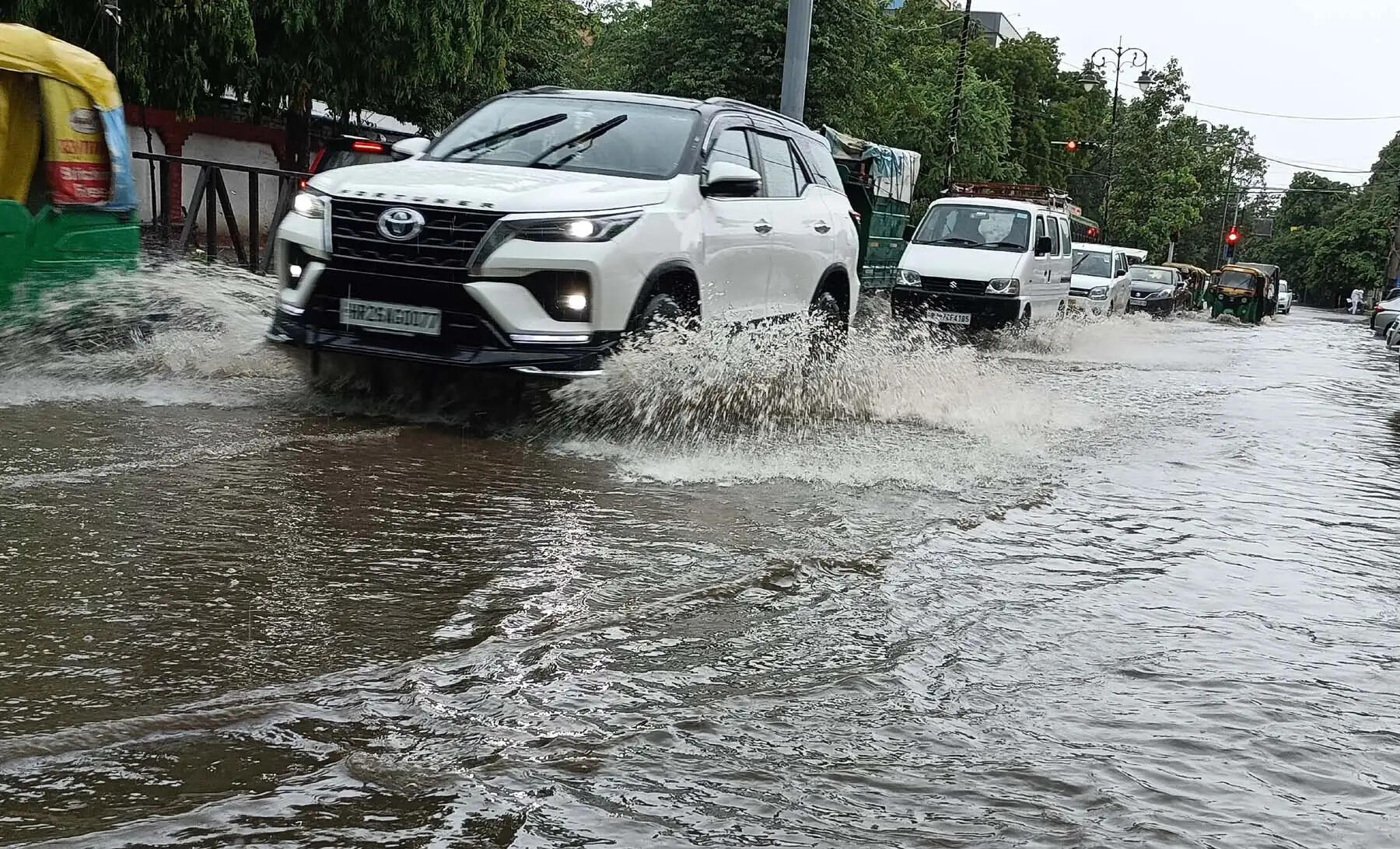 गुरुग्राम: एक घंटे की बरसात में ही डूबे जलभराव नहीं होने के दावे