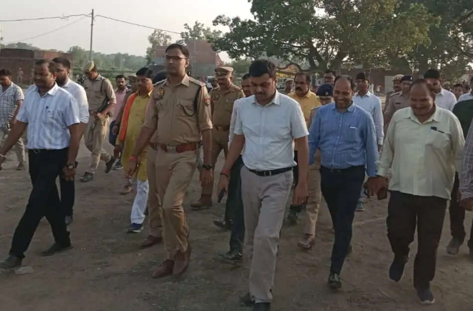 श्री लोधेश्वर धाम पहुंचे डीएम-एसपी, पुरुषोत्तम मास मेले की परखी तैयारियां
