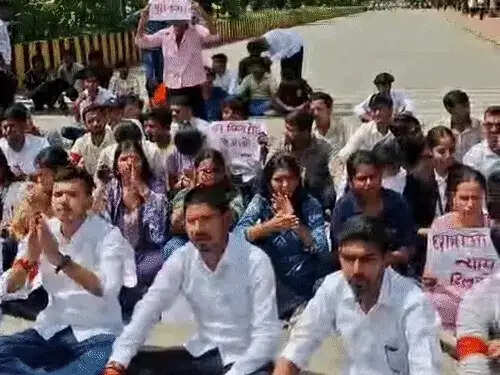 इंदौर में&nbsp;डीएवीवी गेट पर एबीवीपी&nbsp;का धरना, निगम से छात्र सुविधाएं बढ़ाने की मांग